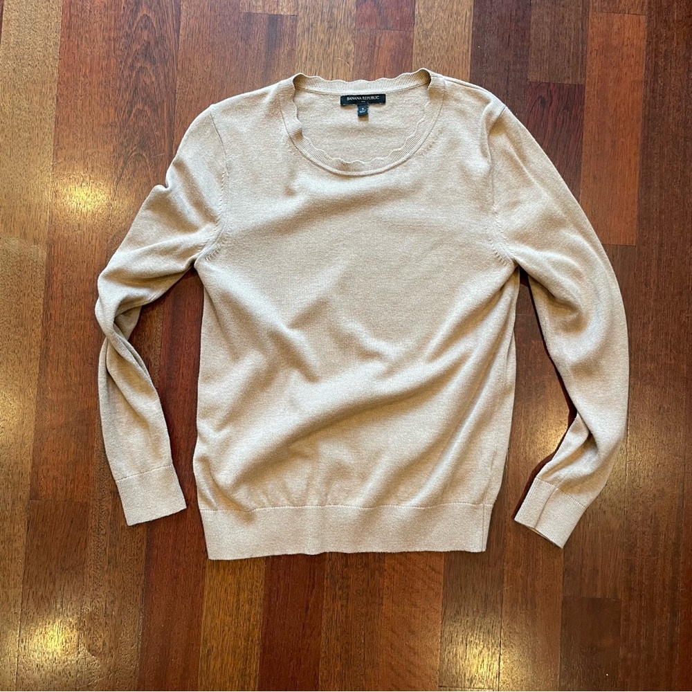 Banana Republic Women Washable Forever Scallop Crew Neck Sweater - Size S